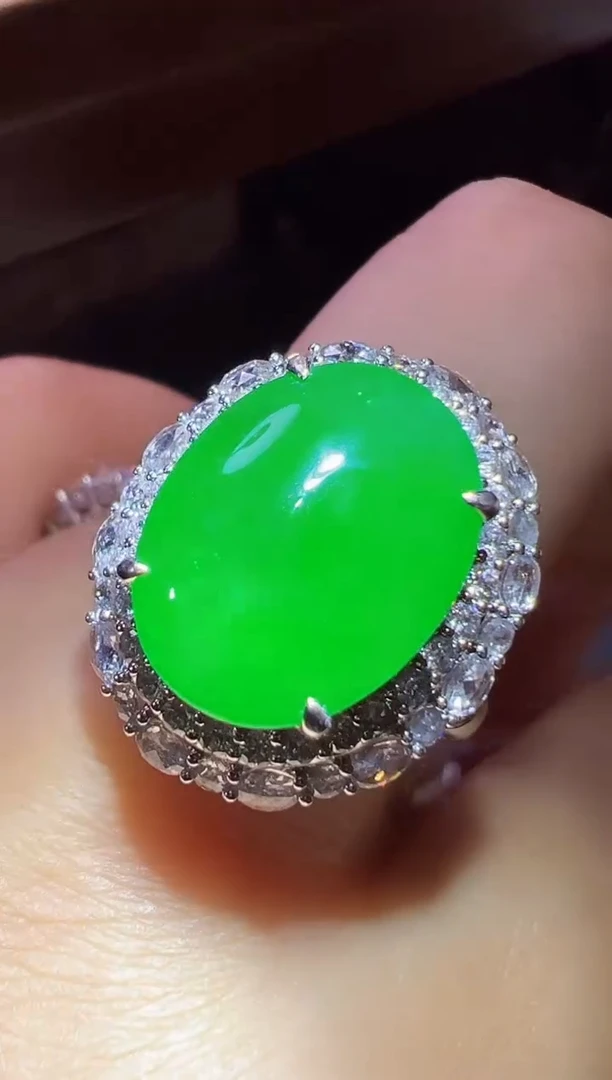 18K金镶嵌戒指翡翠蛋面