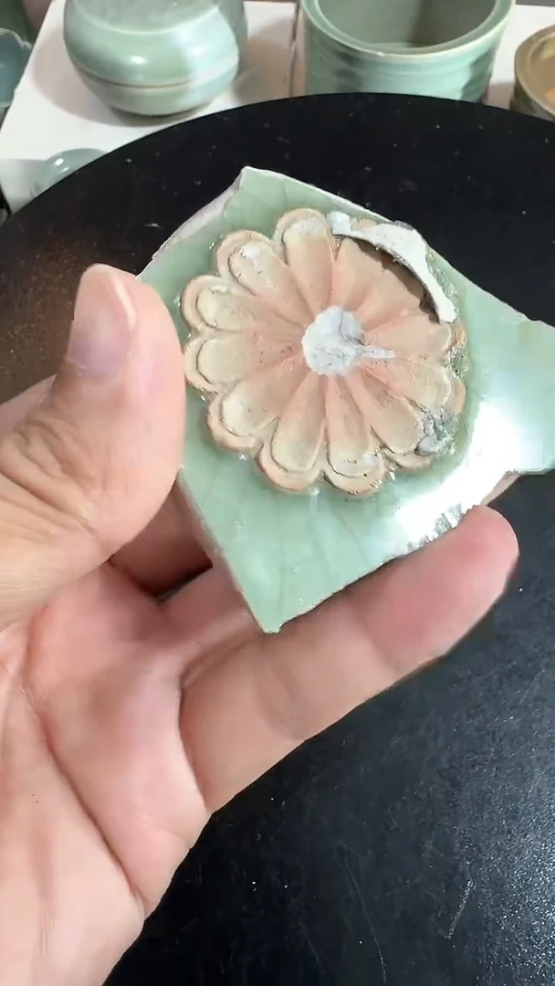 瓷片龙泉青瓷露胎花卉底瓷片标本