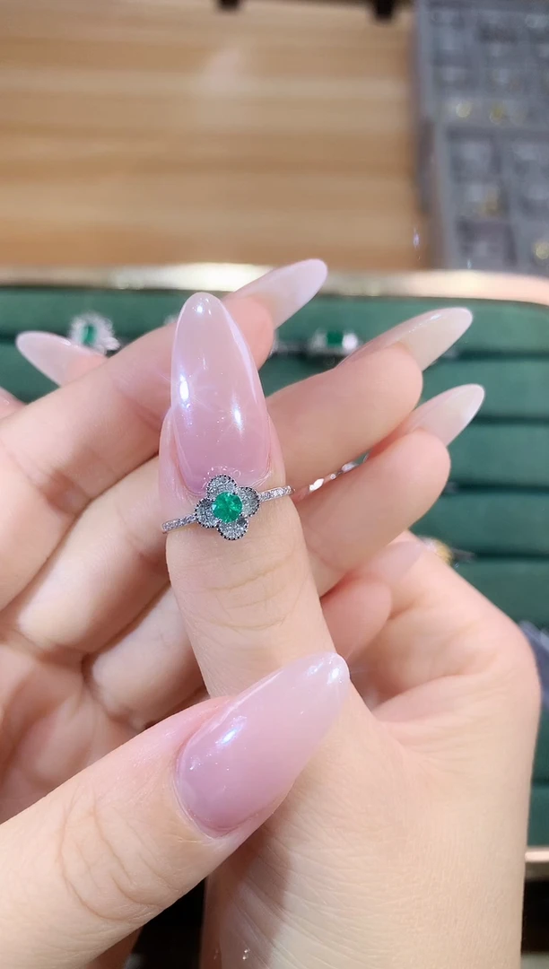 18K金镶嵌戒指祖母绿戒指