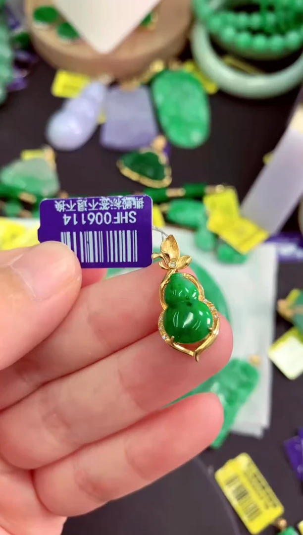 颈饰18K金镶嵌翡翠挂件