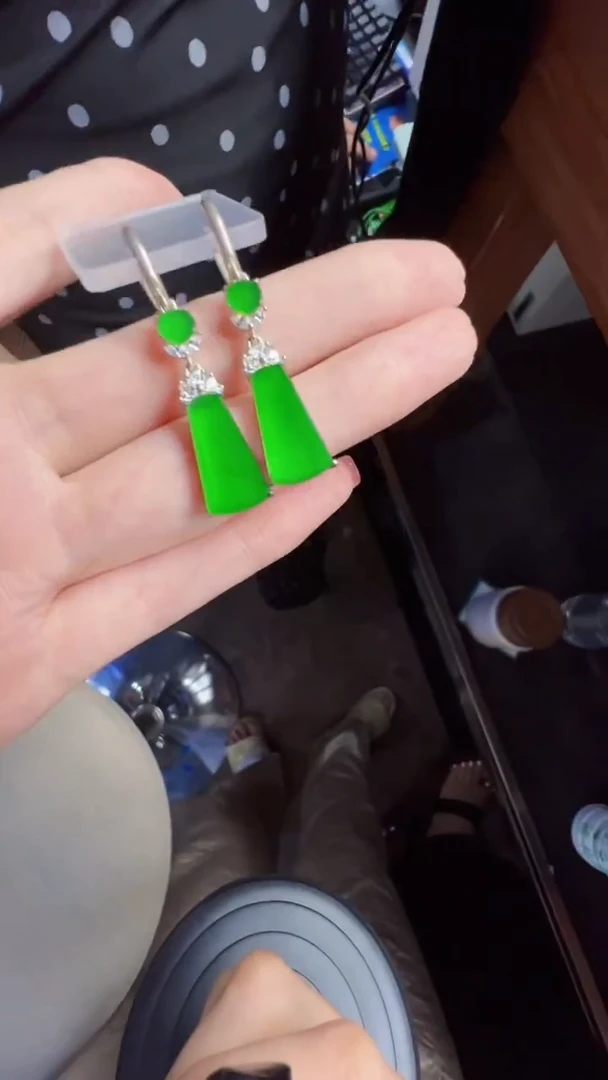 未镶嵌定制翡翠翡翠A货有轻微色差属于正常现象，耳钉多样性发货1
