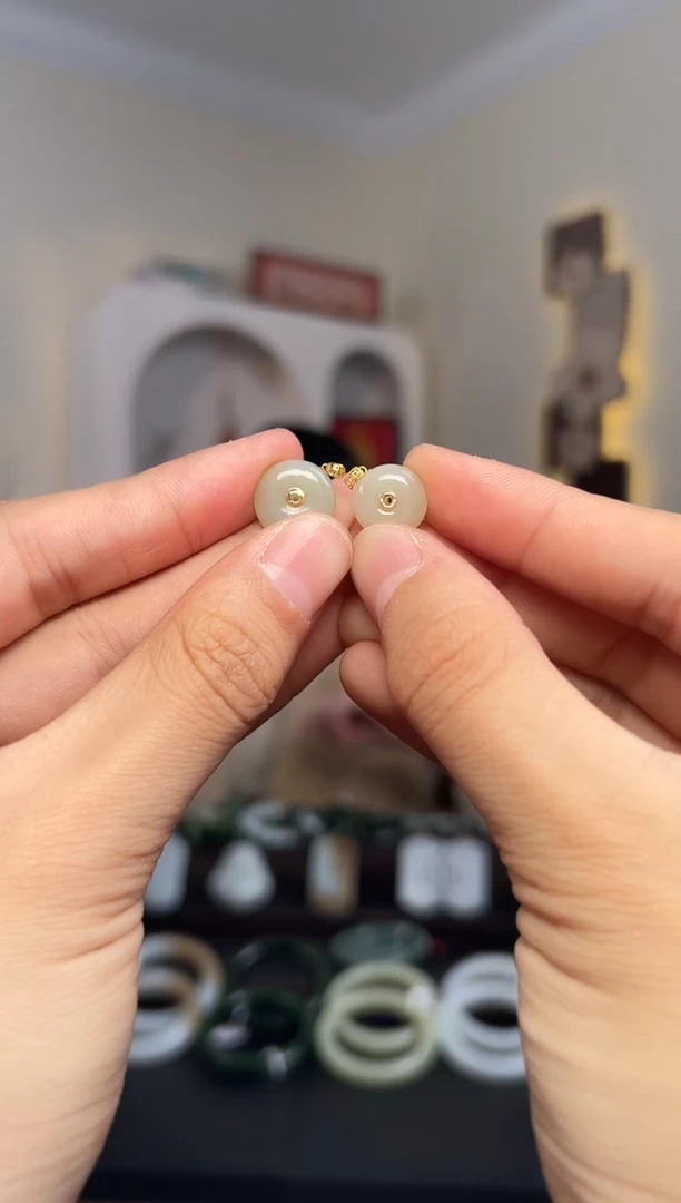 颈饰未镶嵌和田玉平安扣 多样性发其一