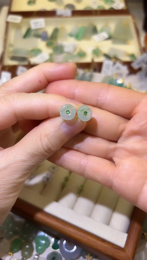 18K金镶嵌翡翠耳钉平安扣