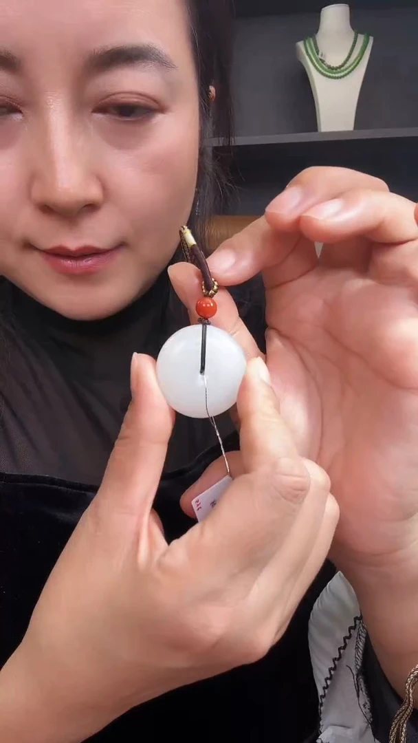 颈饰未镶嵌和田玉吊坠