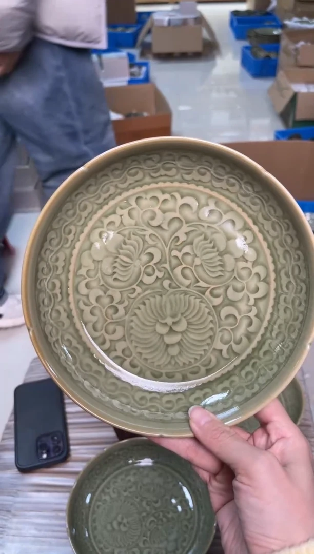 陶瓷橄榄绿葵口菊纹盘 微瑕