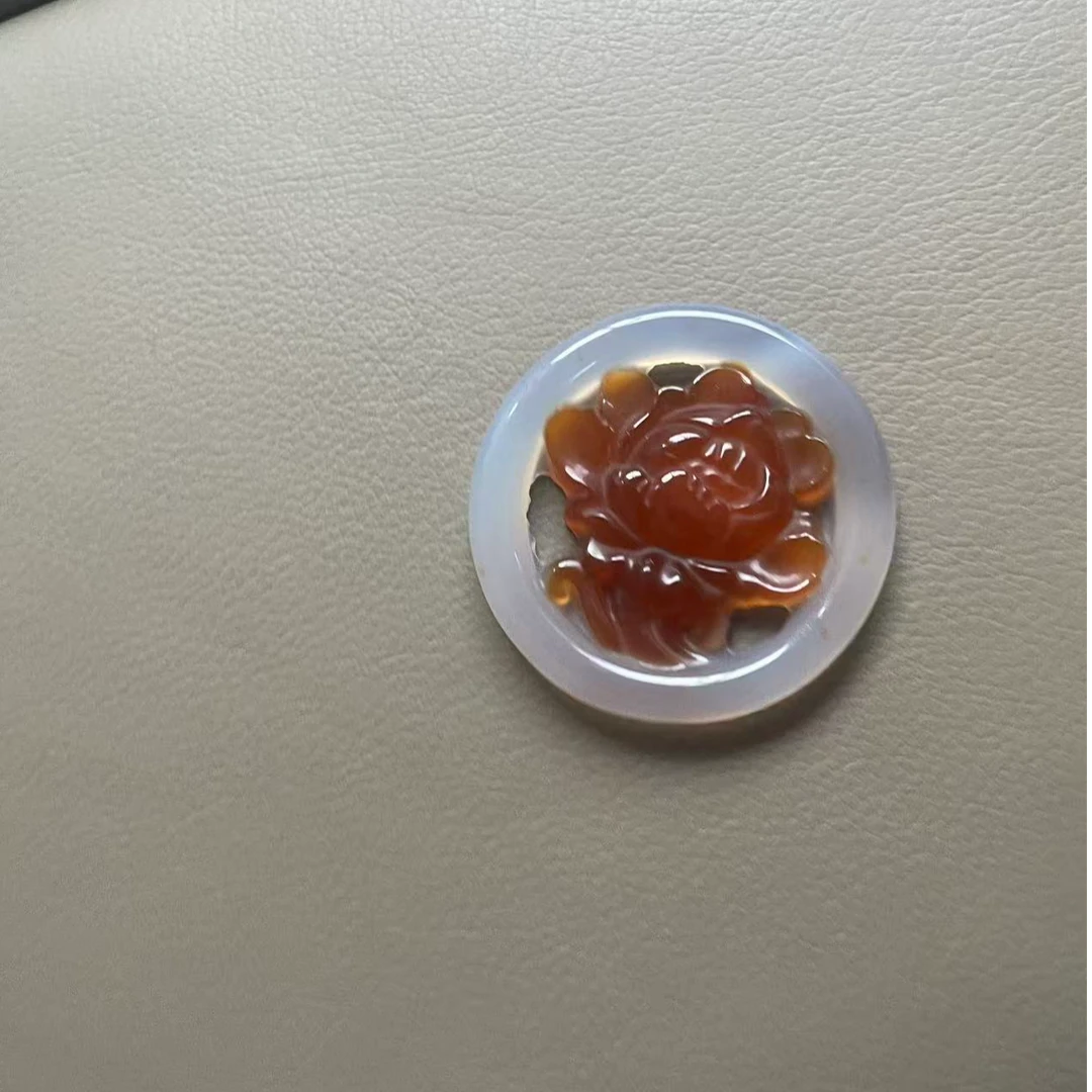 天然玛瑙玉髓俏色巧雕半壁江山镂空莲花款牌子吊坠男女款玉坠挂件