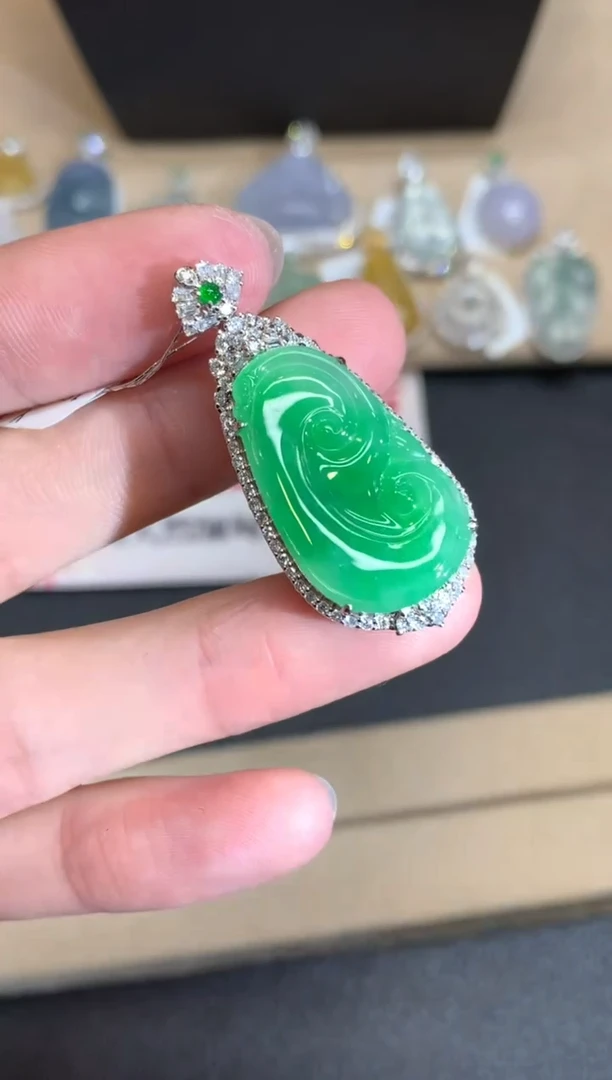 【闪购商品】翡翠颈饰18K金镶嵌如意【无服务费】