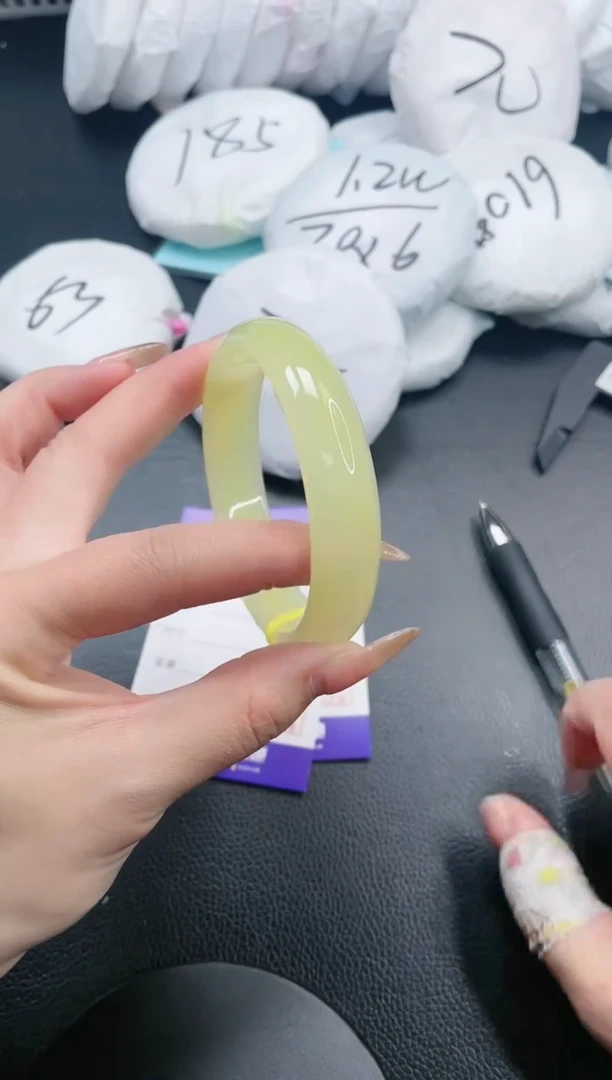 【闪购商品】石英质玉手镯未镶嵌8S103-62