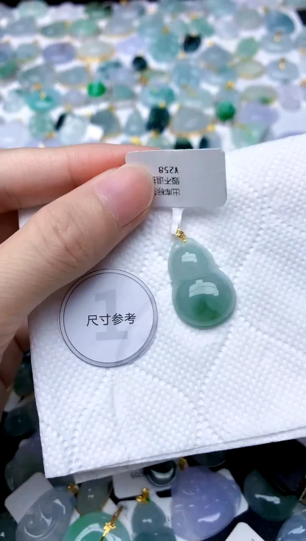 颈饰18K金镶嵌翡翠天然A货翡翠