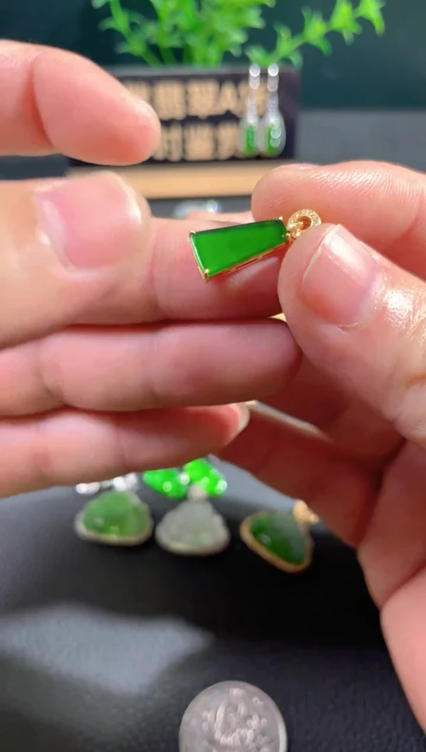 【闪购商品】翡翠颈饰18K金镶嵌翡翠