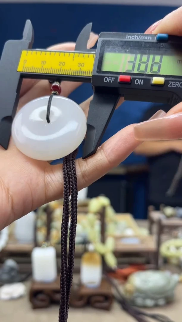 和田玉未镶嵌颈饰1