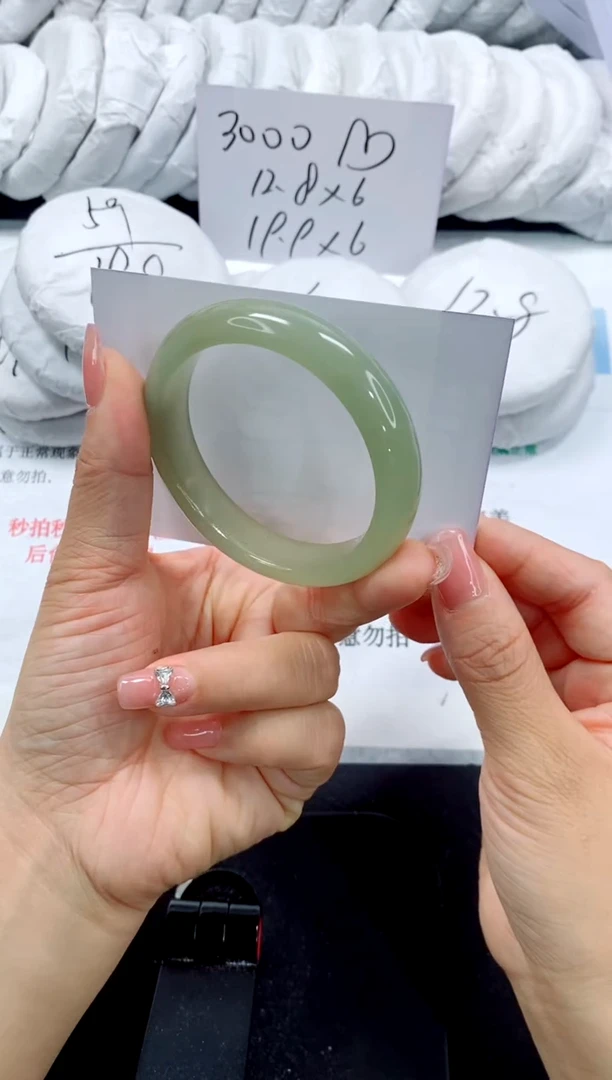 未镶嵌手镯石英质玉33-52.7