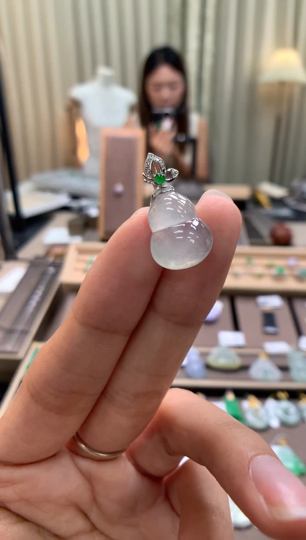 翡翠18K金镶嵌颈饰葫芦