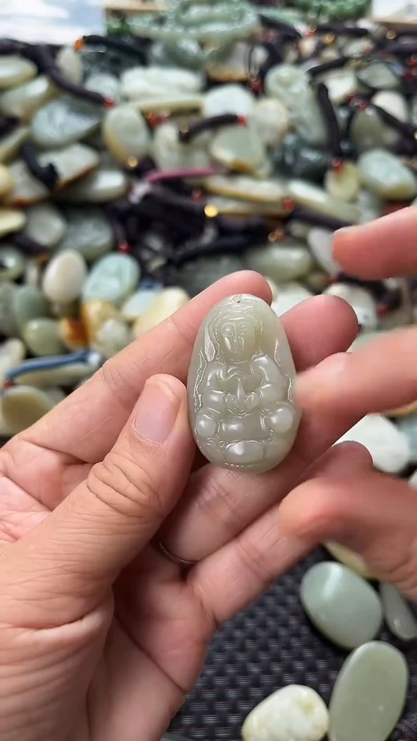 和田玉未镶嵌颈饰（多样性发一件）没有证书有瑕