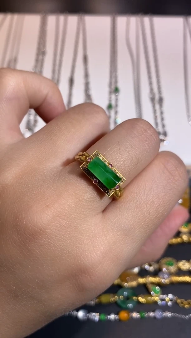 18K金镶嵌戒指翡翠戒指