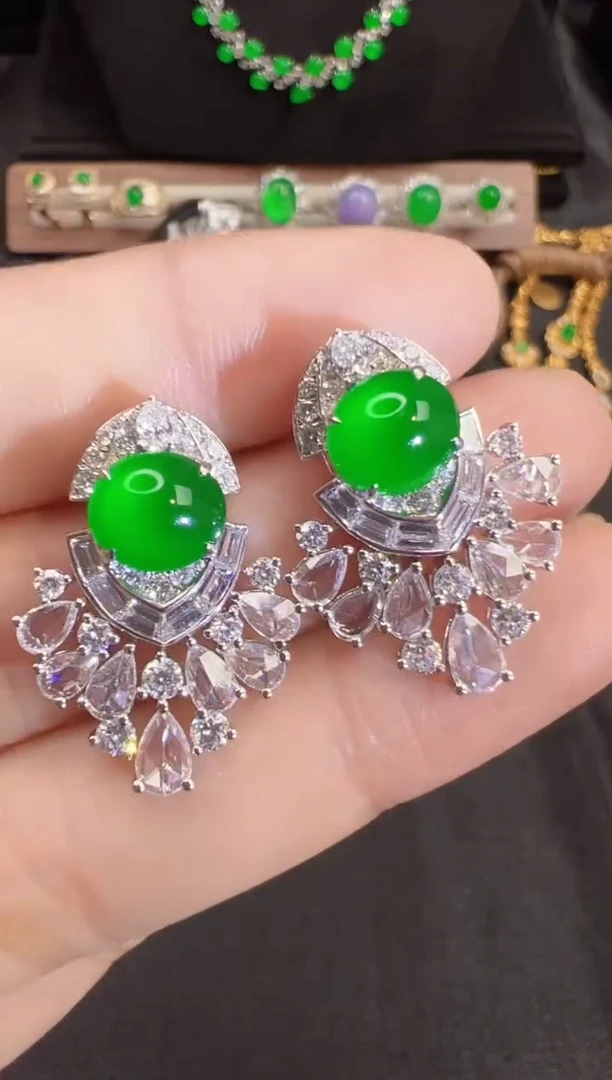 18K金镶嵌翡翠耳饰 高冰帝王绿蛋面设计款耳坠