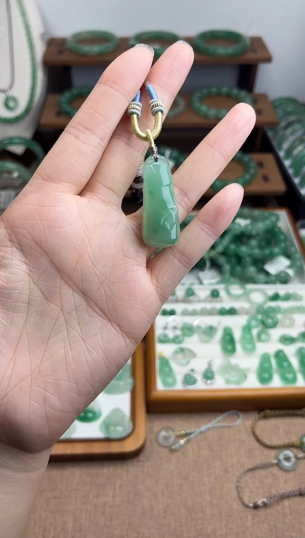 吊坠(赠链)未镶嵌石英质玉（非洲翠）竹节