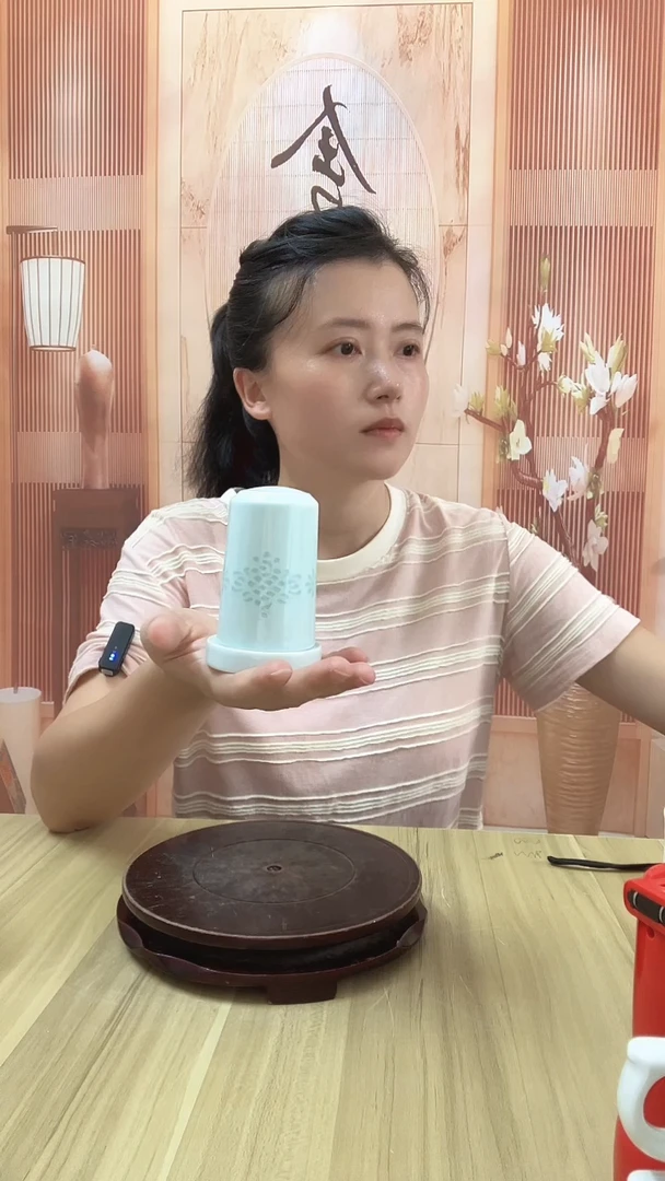 瓷青釉玲珑牙签筒