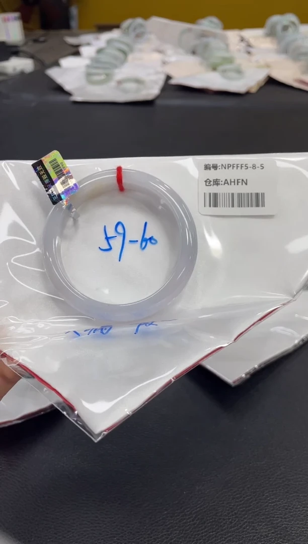 翡翠手镯未镶嵌翡翠手镯