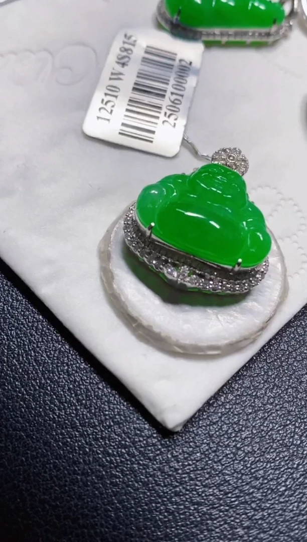 颈饰18K金镶嵌翡翠欧****馆佛