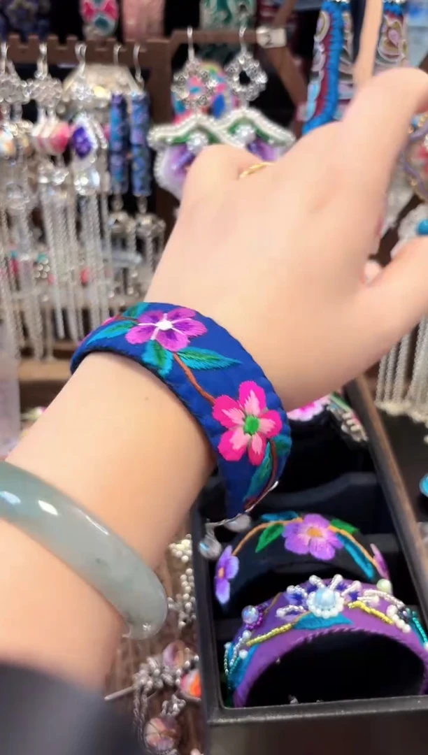 织绣云织谣民族风精美饰品  348
