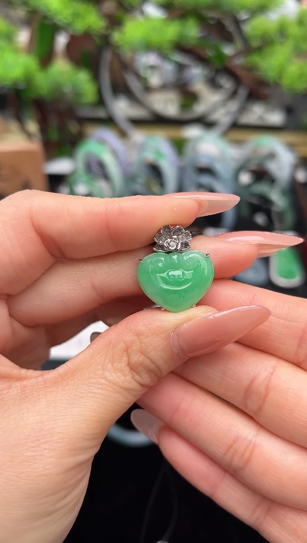 颈饰18K金镶嵌翡翠吊坠