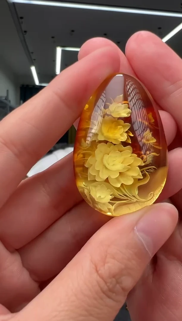 未镶嵌颈饰琥珀牡丹花