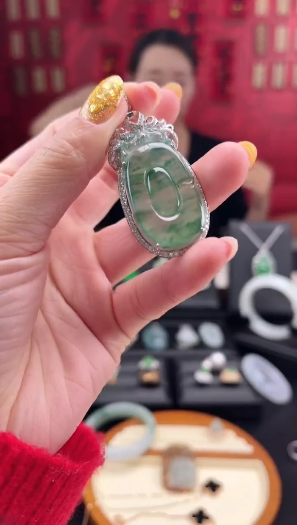 【闪购商品】翡翠颈饰18K金镶嵌吊坠