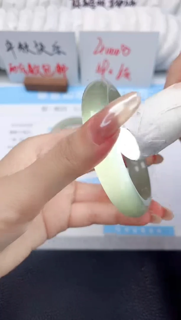 未镶嵌手镯石英质玉37-63.4