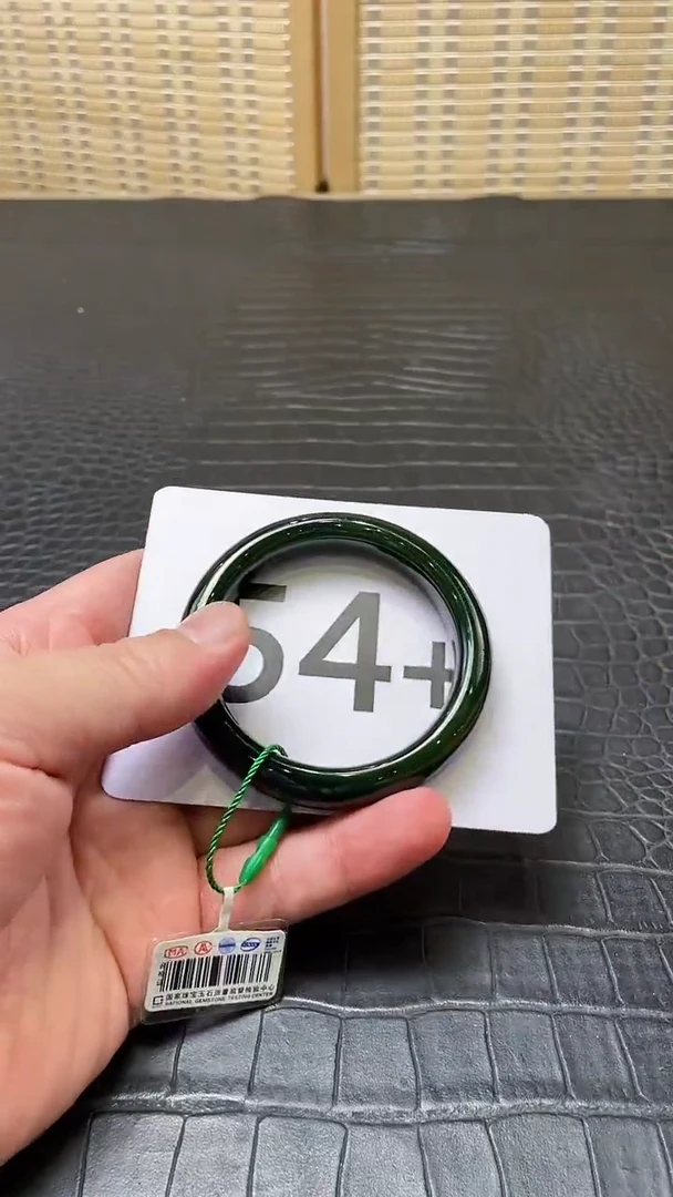 和田玉（碧玉）手镯未镶嵌一个