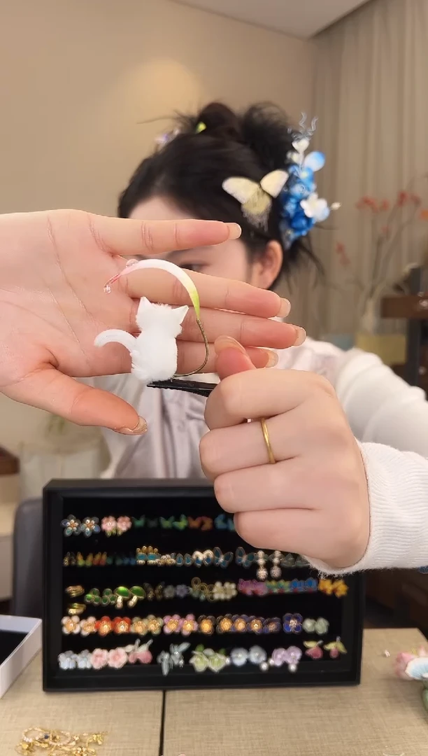 刺绣白色小猫胖绒边夹