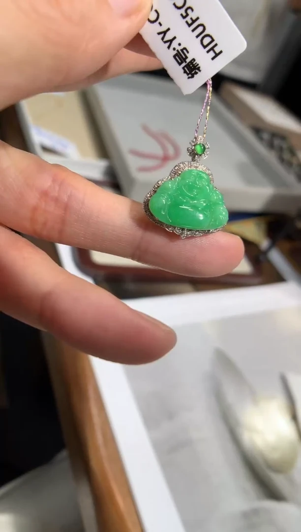 翡翠18K金镶嵌颈饰佛公