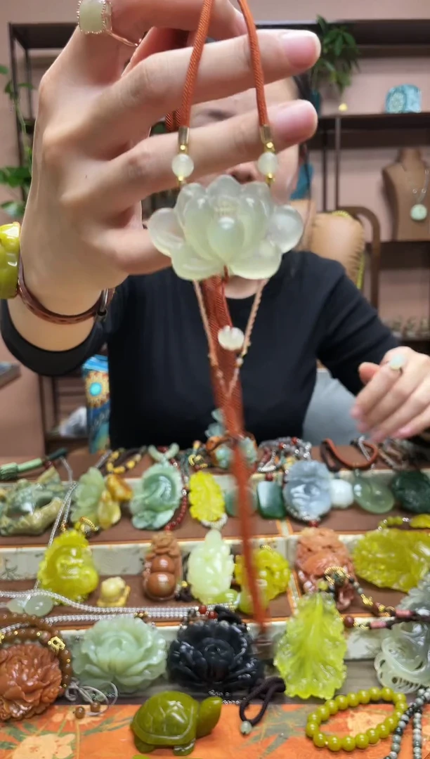 未镶嵌岫玉颈饰·