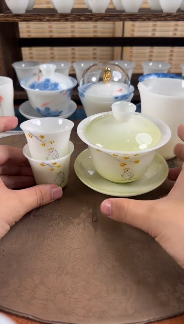 盖碗采用优质瓷制作
