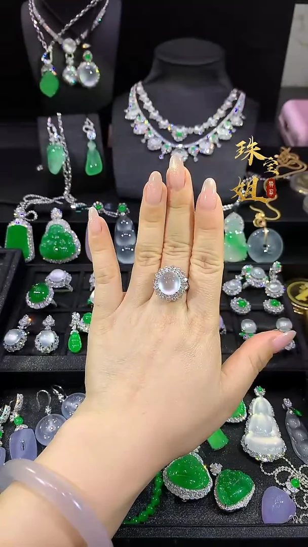 18K金镶嵌戒指翡翠戒指