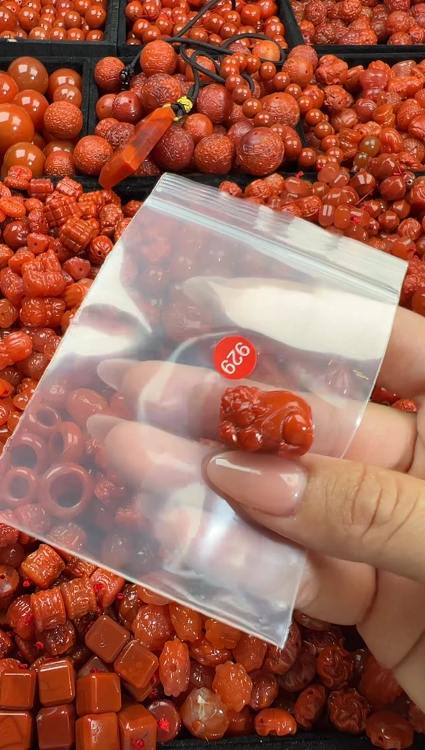 南红玛瑙未镶嵌颈饰1