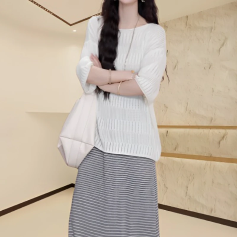 2025年夏季新薄款时尚百搭宽松纯色v领镂上衣休闲短袖T恤