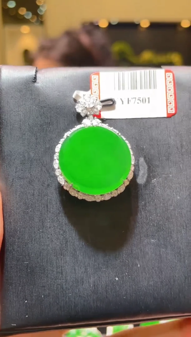 【闪购商品】翡翠吊坠(赠链)18K金镶嵌A41