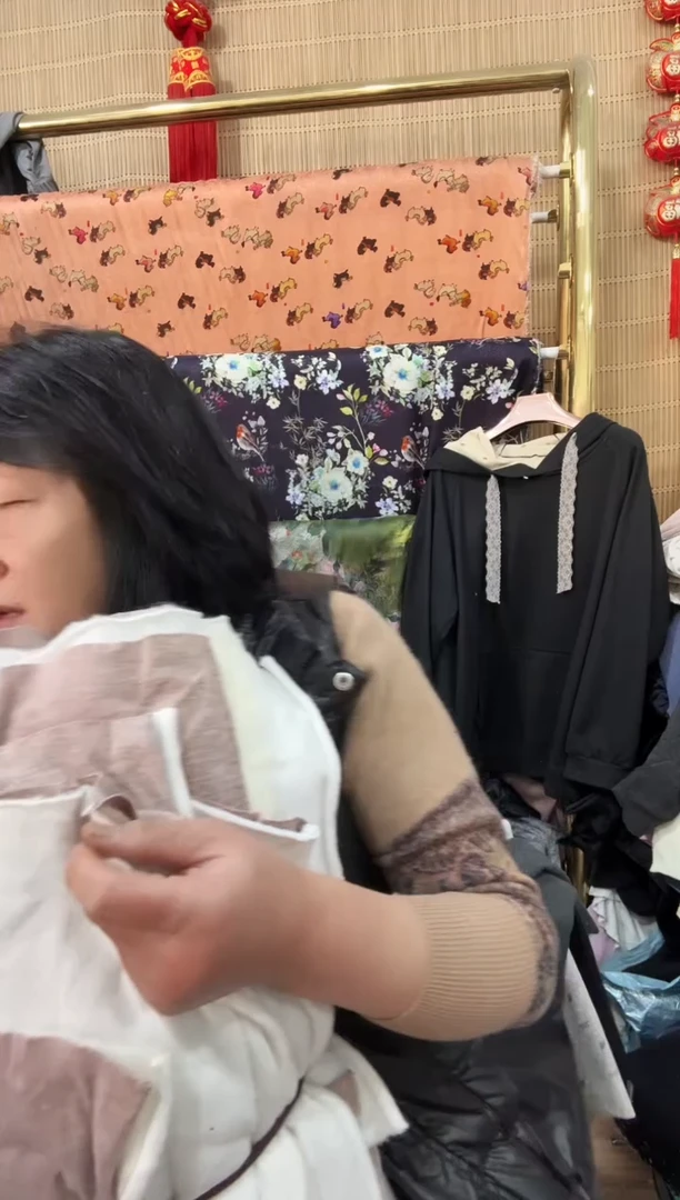 羊毛绗棉碎料杂色小款（3斤左右）有接头  大小不一最大30公分左右