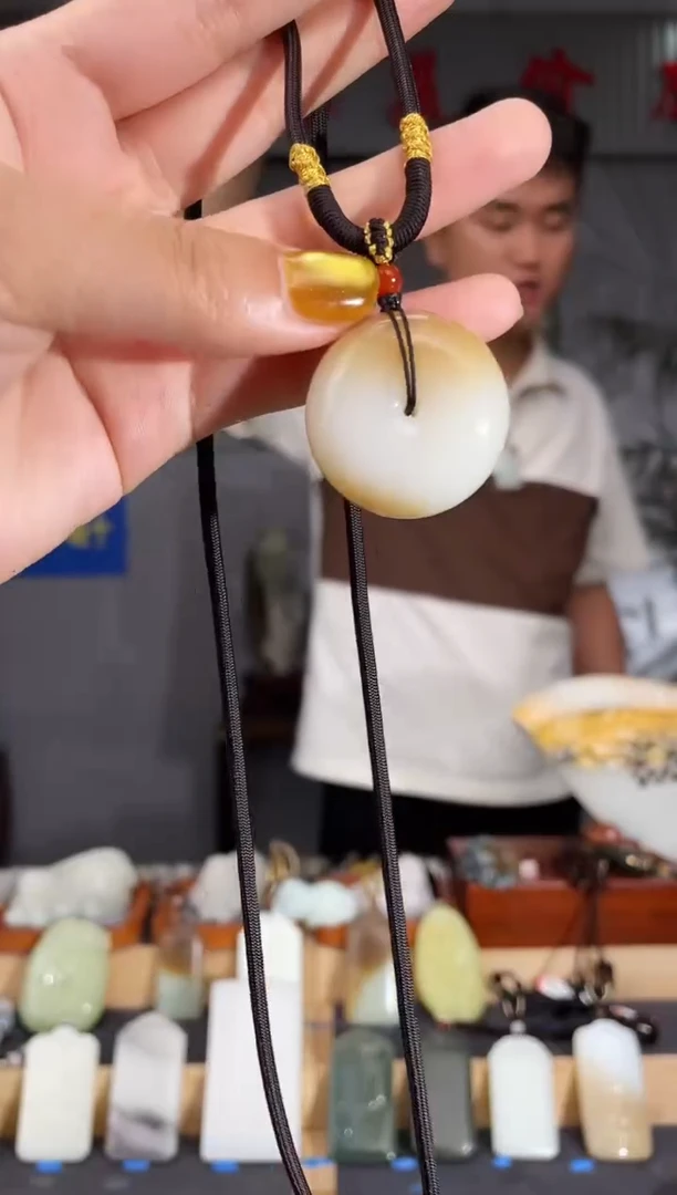 和田玉未镶嵌颈饰1