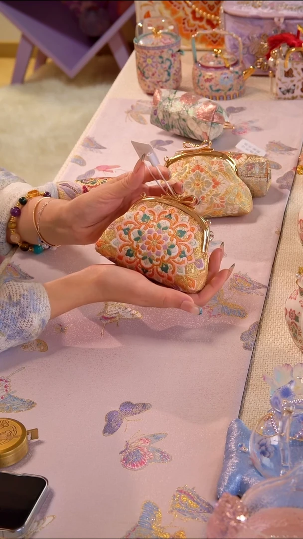 瑞***欧非遗西阵织 如图所示