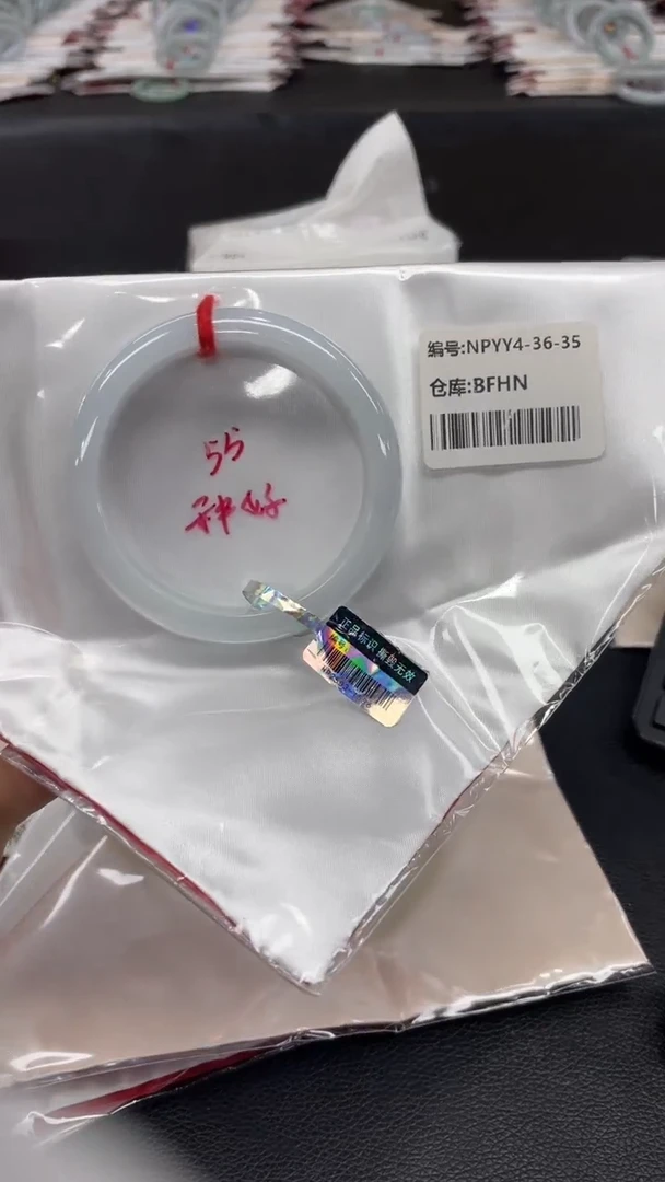 翡翠手镯未镶嵌翡翠手镯