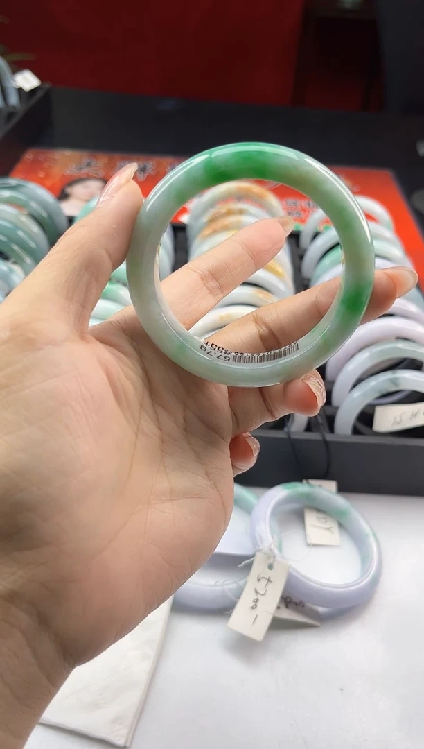 翡翠手镯未镶嵌翡翠1