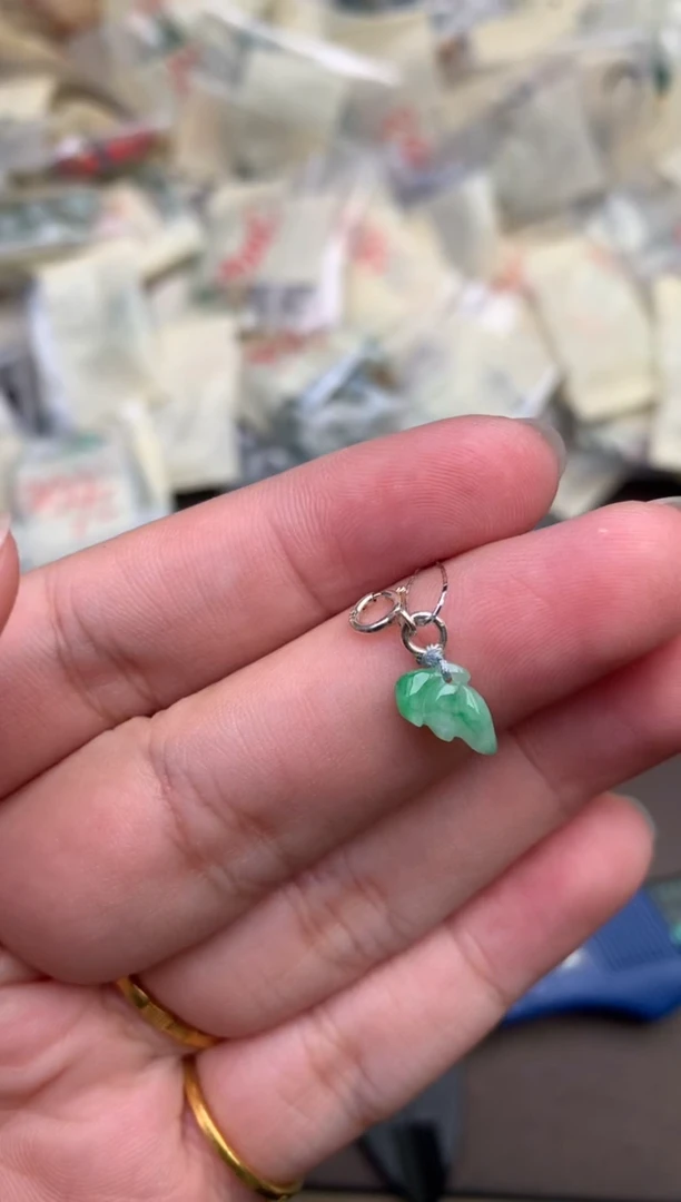 翡翠挂件未镶嵌  —