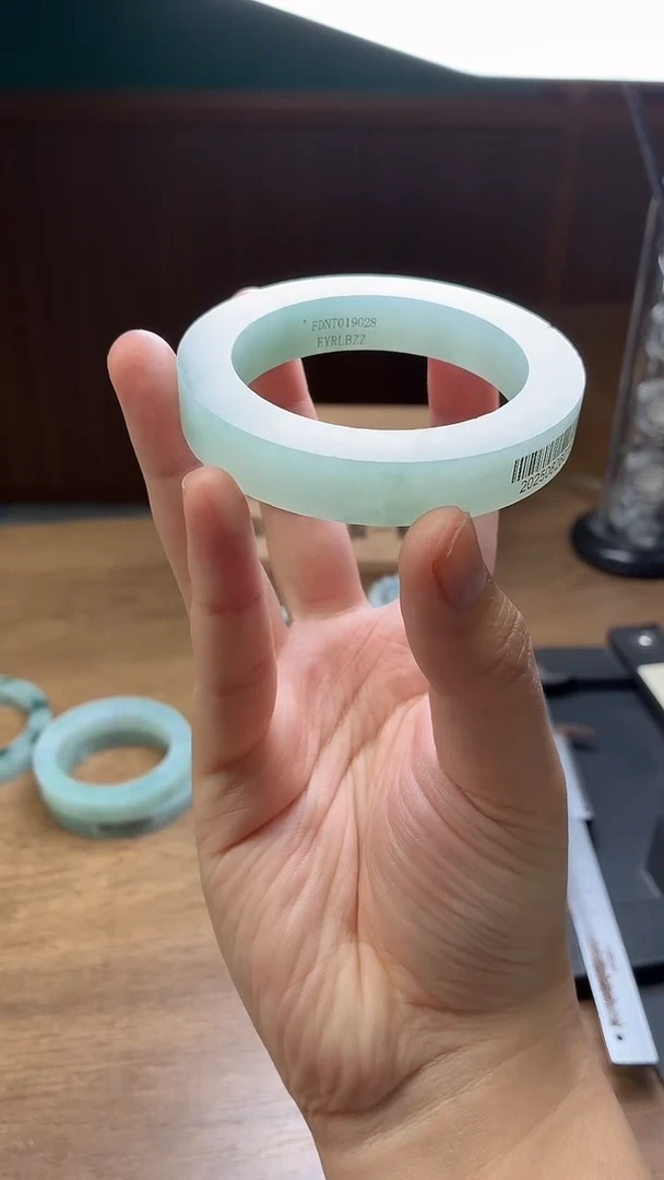 未镶嵌手镯定制翡翠招*猫定制