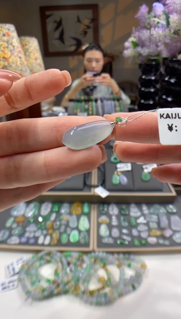 翡翠18K金镶嵌颈饰福瓜