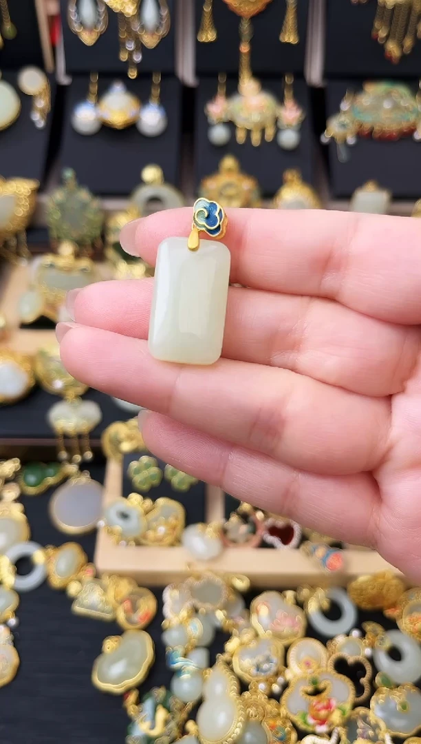 颈饰银S925镀金镶嵌和田玉祥云无事牌吊坠