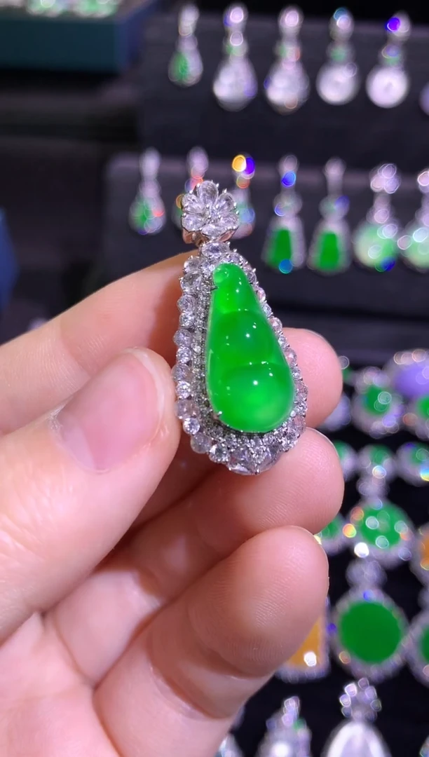 颈饰18K金镶嵌翡翠高冰满绿福豆