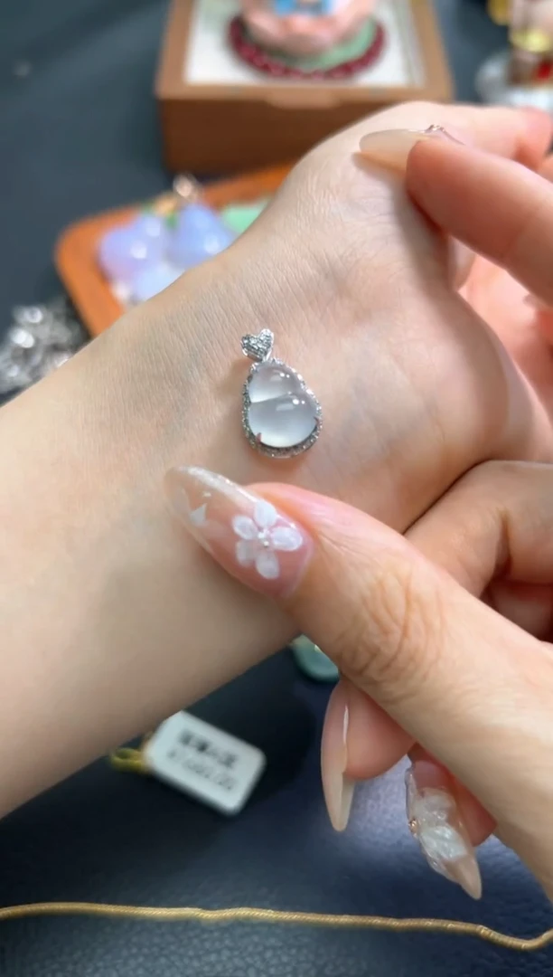 翡翠18K金镶嵌颈饰收到货品48小时鉴赏期（超时不退不换）