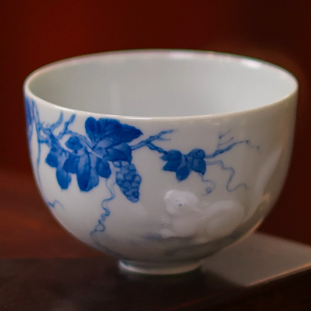 至臻方远青花堆雕松鼠鸡心杯纯手工手绘景德镇陶瓷主人杯单杯